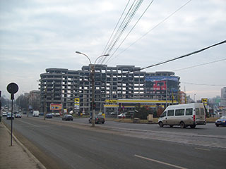 Unfinished block in Aviatiei neigborhood